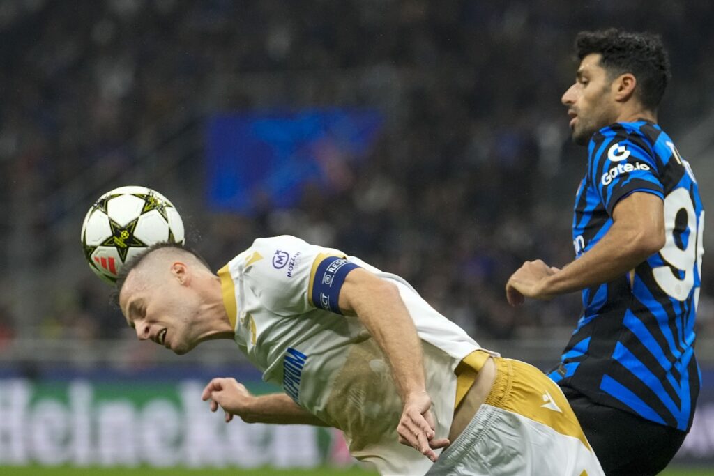 Inter Milan's Mehdi Taremi, right, duels for the ball with Red Star's Uros Spajic during the Champions League opening phase soccer match between Inter Milan and Red Star, at the San Siro stadium in Milan, Italy, Tuesday, Oct. 1, 2024. (AP Photo/Luca Bruno)