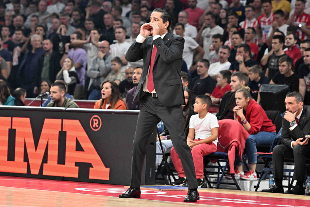 Trener Crvene zvezde na utakmici Evrolige protiv Barselone u hali Beogradska arena, Beograd 18.10.2024. godine Foto: Marko Metlas Kosarka, Crvena zvezda, Evroliga, Barselona