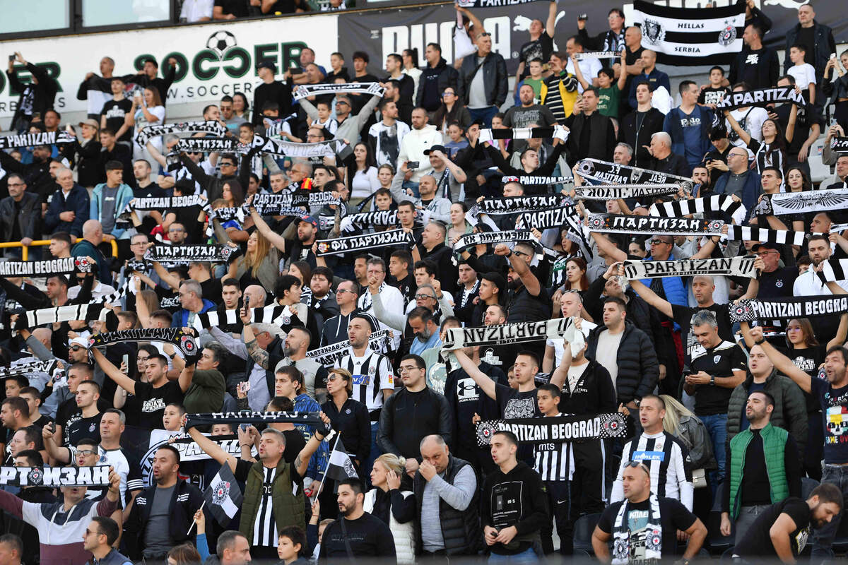 Navijači Partizana na utakmici Superlige prvenstva Srbije protiv Cukarickog na stadionu Partizana, Beograd 26.10.2024. godine Foto: Marko Metlas Fudbal, Partizan, Superliga Prvenstvo Srbije, Cukaricki