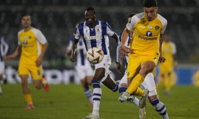 Maccabi Tel Aviv's Stav Lemkin passes the ball in front of Real Sociedad's Umar Sadiq during the Europa League opening phase soccer match between Maccabi Tel Aviv and Real Sociedad at the Partizan stadium in Belgrade, Serbia, Thursday, Oct. 24, 2024. (AP Photo/Darko Vojinovic)