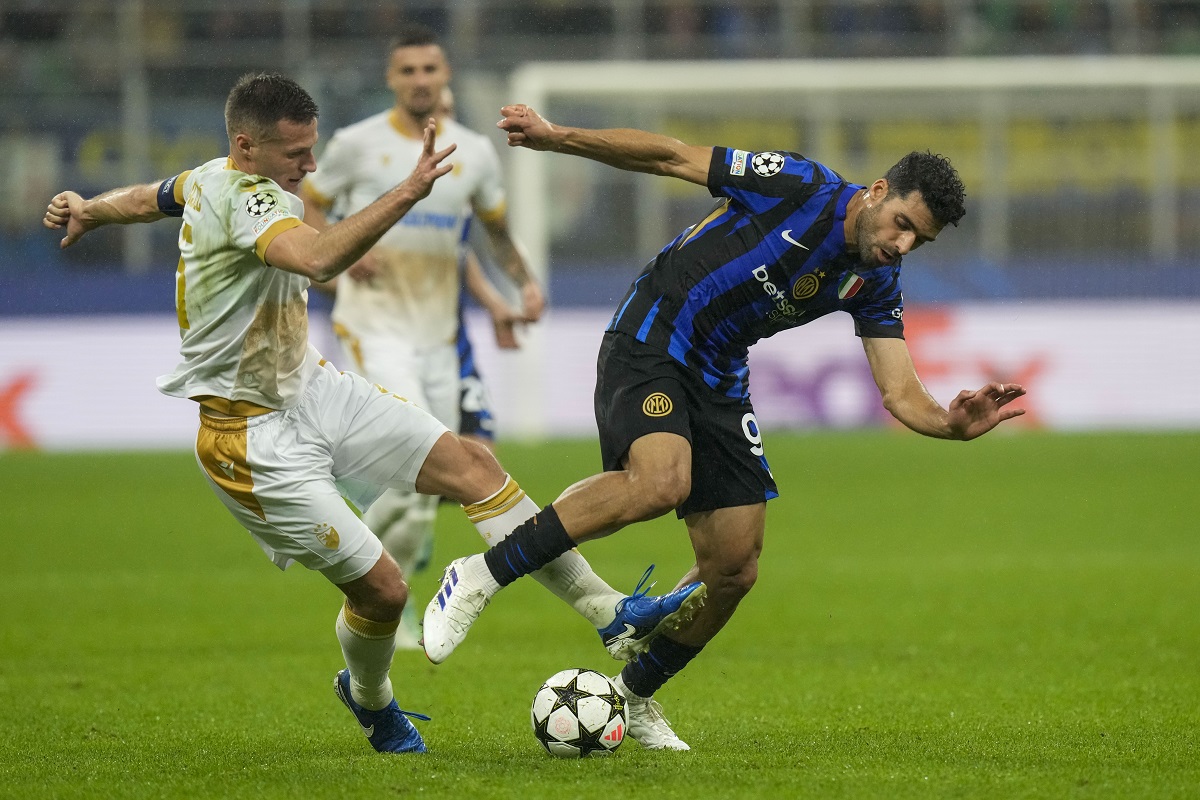 Inter Milan's Mehdi Taremi, right, duels for the ball with Red Star's Uros Spajic during the Champions League opening phase soccer match between Inter Milan and Red Star, at the San Siro stadium in Milan, Italy, Tuesday, Oct. 1, 2024. (AP Photo/Luca Bruno)