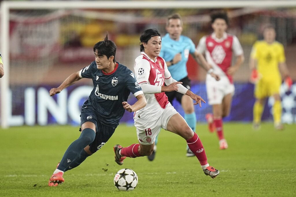 Monaco's Takumi Minamino, right, and Red Star's Seol Young-woo fight for the ball during the Champions League opening phase soccer match between Monaco and Crvena Zvezda, Red Star Belgrade, at the Louis II stadium, in Monaco, Tuesday, Oct. 22, 2024. (AP Photo/Laurent Cipriani)