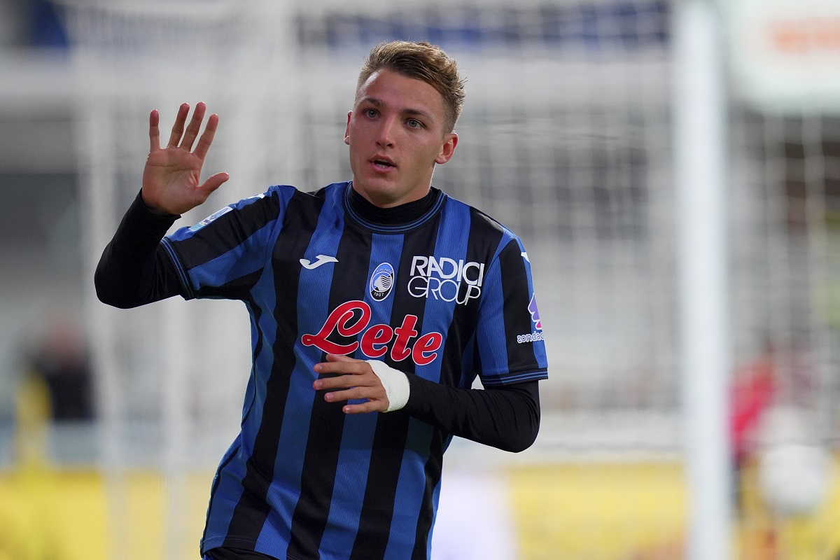 Atalanta's Mateo Retegui celebrates after scoring their side's second goal of the game during the Serie A soccer match between Atalanta and Genoa at the Gewis Stadium in Bergamo, Italy, Saturday, Oct. 5 , 2024. (Spada/LaPresse via AP)