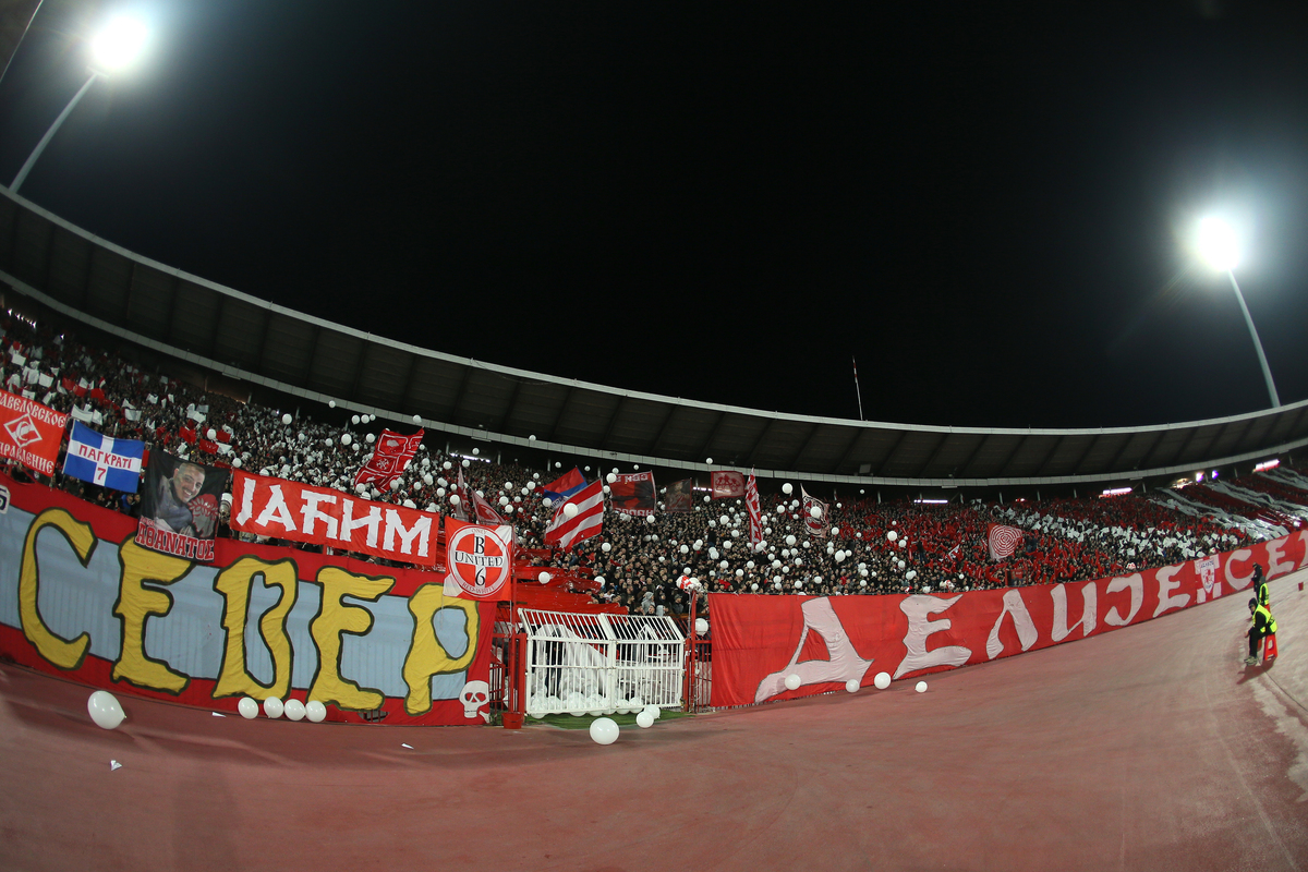 Navijači Crvene zvezde na utakmici UEFA Lige sampiona protiv Barselone na stadionu Rajko Mitic, Beograd 06.11.2024. godine Foto: Ivica Veselinov / MN PRESS FUDBAL, FOOTBALL, UEFA CHAMPIONS LEAGUE, LIGA SAMPIONA, CRVENA ZVEZDA, RED STAR, BARCELONA, BARSELONA