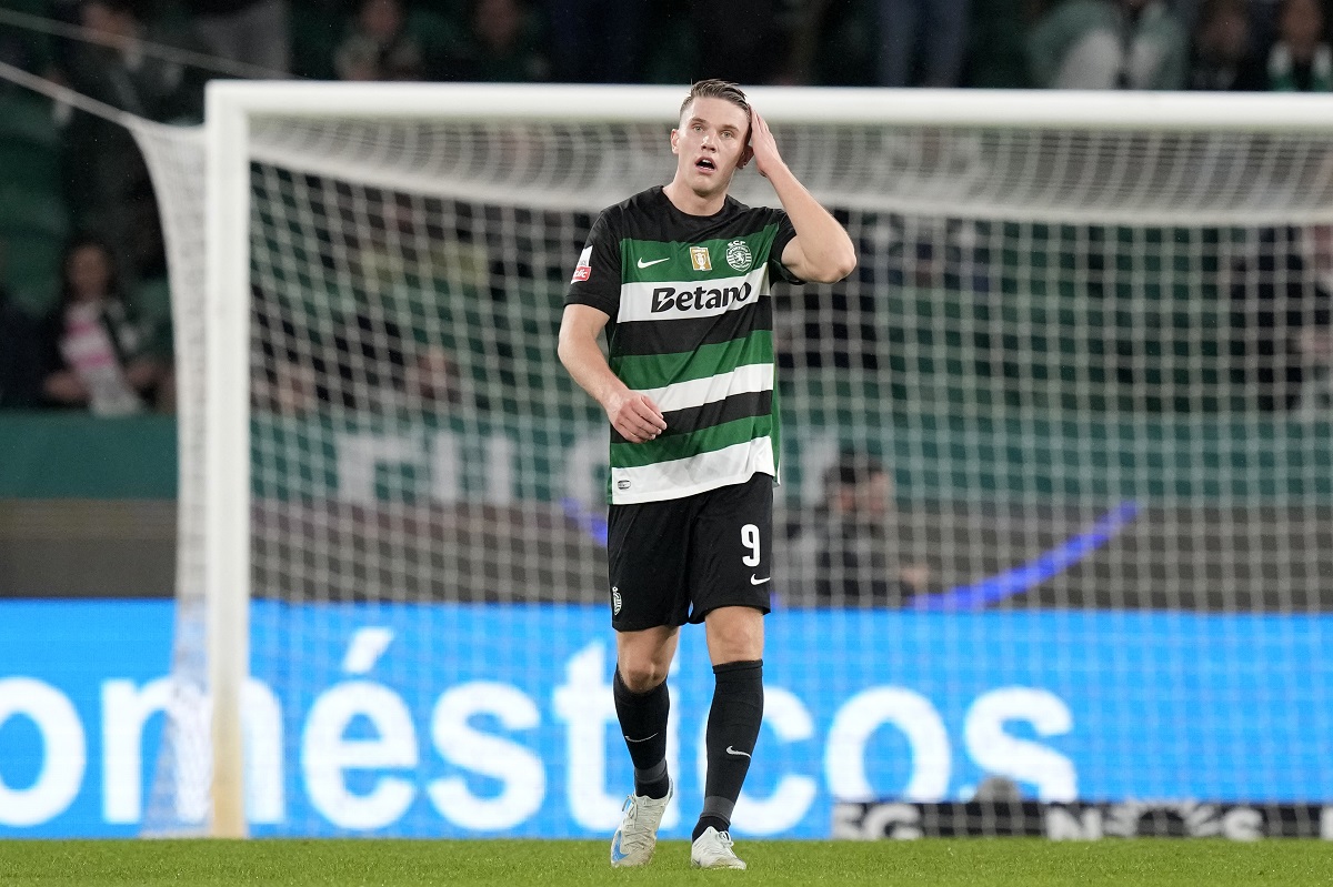 Sporting's Viktor Gyoekeres reacts after scoring the opening goal during a Portuguese league soccer match between Sporting CP and Estrela da Amadora at the Alvalade stadium in Lisbon, Friday, Nov. 1, 2024. (AP Photo/Armando Franca)