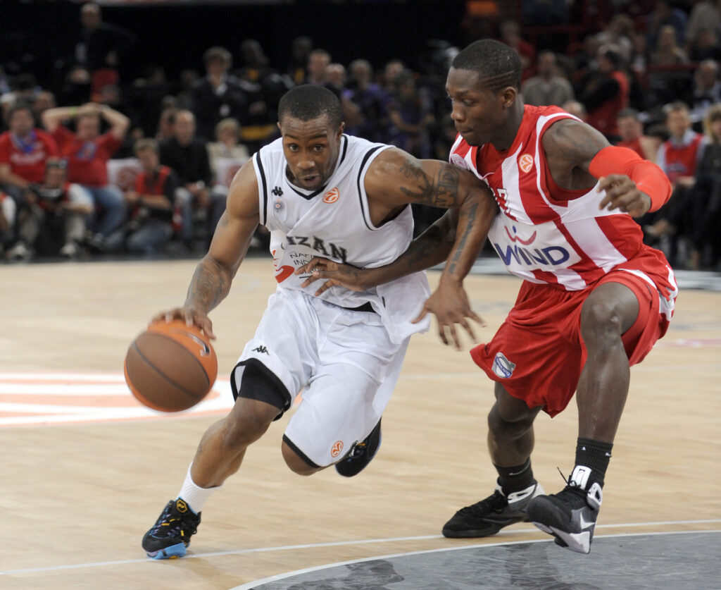 KOSARKA - PARIS F4 EUROLEAGUE - LESTER BO McCALLEB - Lester Bo MekKejleb, kosarkas Partizana, na utakmici protiv Olimpijakosa, i PATRICK BEVERLEY - Patrik Beverli. Pariz, 07.05.2010. photo:N.Parausic