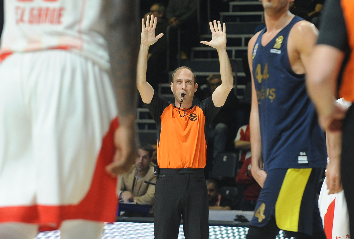 EMILIO PEREZ PIZARRO Pizaro, sudija iz Spanije, na utakmici Evrolige Crvena zvezda - Fenerbahcea, u hali Aleksandar Nikolic. Beograd, 22.03.2018. foto: Nebojsa Parausic Kosarka, Evroliga, Crvena zvezda, Fenerbahce