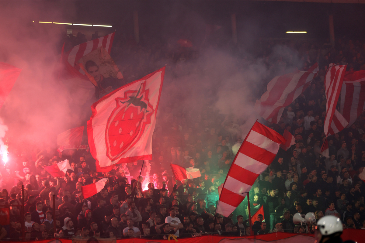 DELIJE navijaci fudbalera Crvene zvezde na utakmici Superlige Prvenstva Srbije protiv Partizana na stadionu Rajka Mitica, Beograd, 20.04.2024. godine Foto: Marko Metlas Fudbal, Crvena zvezda, Superliga Prvenstvo Srbije, Partizan