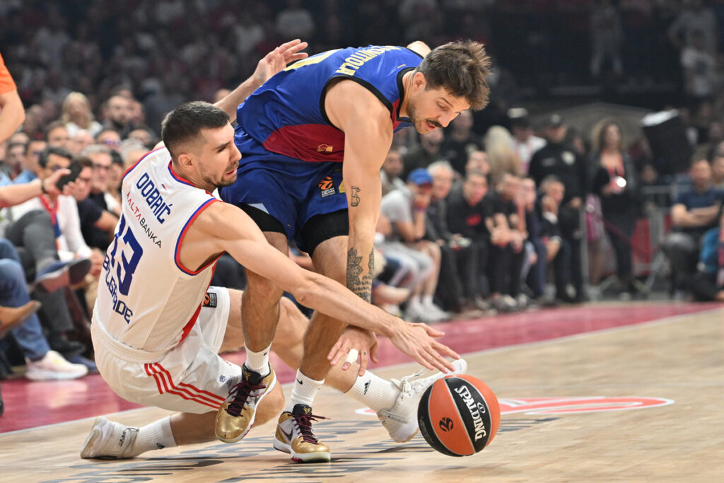 OGNJEN DOBRIC kosarkas Crvene zvezde na utakmici Evrolige protiv NICOLAS LAPROVITTOLA Nikolas Laprovitola iz Barselone u hali Beogradska arena, Beograd 18.10.2024. godine Foto: Marko Metlas Kosarka, Crvena zvezda, Evroliga, Barselona