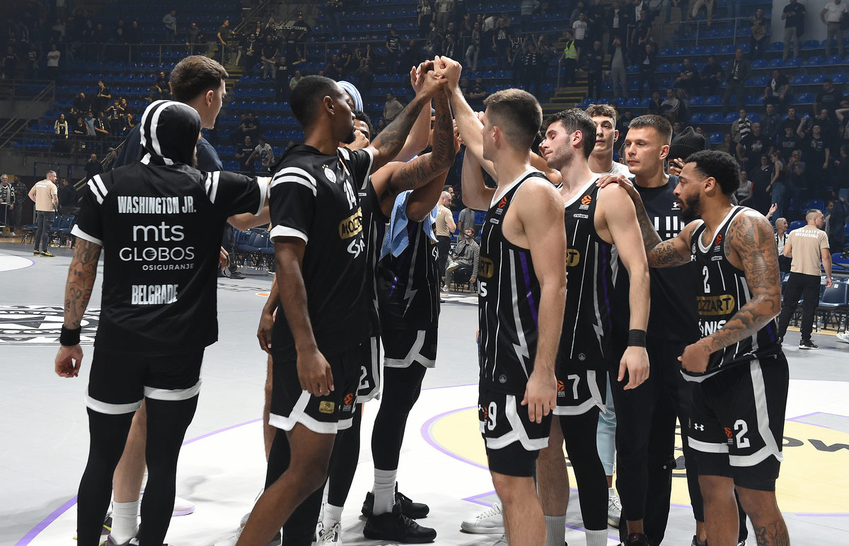 Kosarkasi Partizana, pozdravljaju publiku posle poraza na utakmici Evrolige protiv Monaka, u hali Aleksandar Nikolic. Belgrade, 30.10.2024. foto: Nebojsa Parausic/ MN Press BASKETBALL, EUROLEAGUE, PARTIZAN, MONACO, TUGA