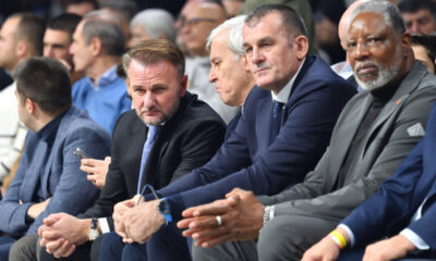 OSTOJA MIJAILOVIC predsednik i ZORAN SAVIC sportski direktor kosarkasa Partizana na utakmici Evrolige protiv Barselone u hali Beogradska arena, Beograd 13.11.2024. godine Foto: Marko Metlas Kosarka, Partizan, Evroliga, Barselona