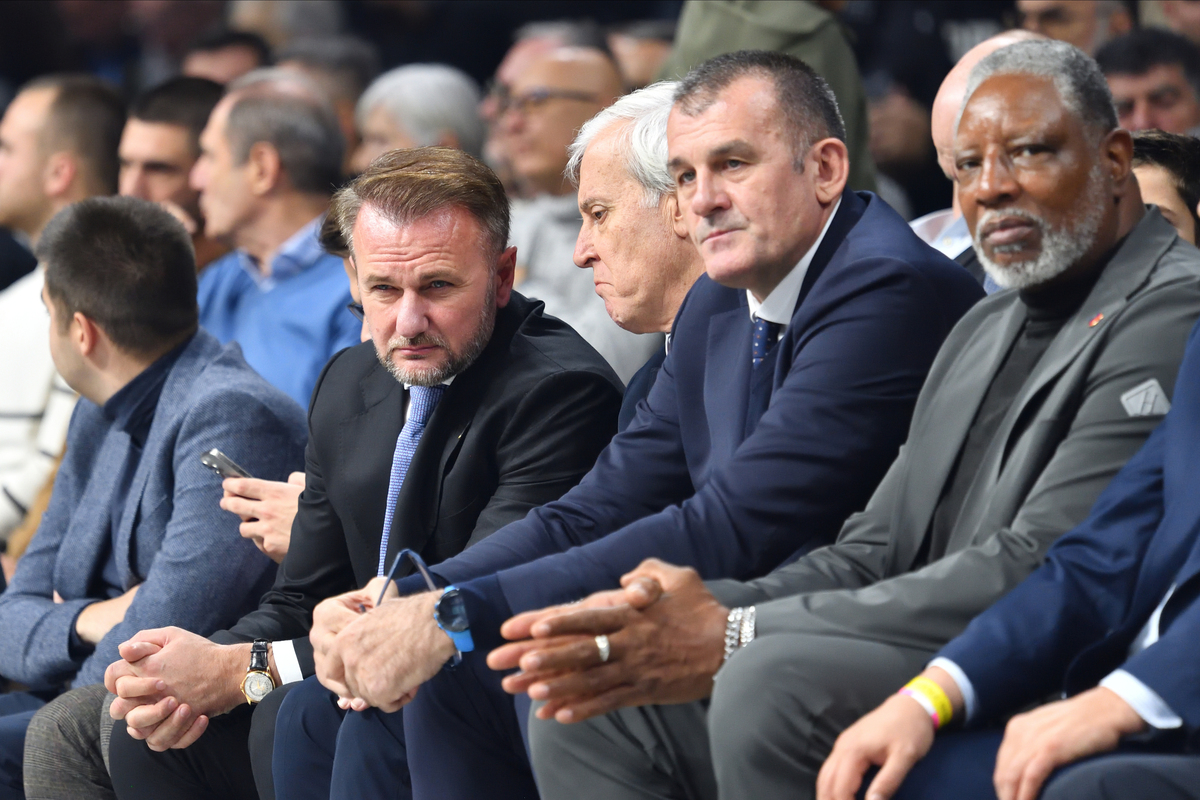 OSTOJA MIJAILOVIC predsednik i ZORAN SAVIC sportski direktor kosarkasa Partizana na utakmici Evrolige protiv Barselone u hali Beogradska arena, Beograd 13.11.2024. godine Foto: Marko Metlas Kosarka, Partizan, Evroliga, Barselona