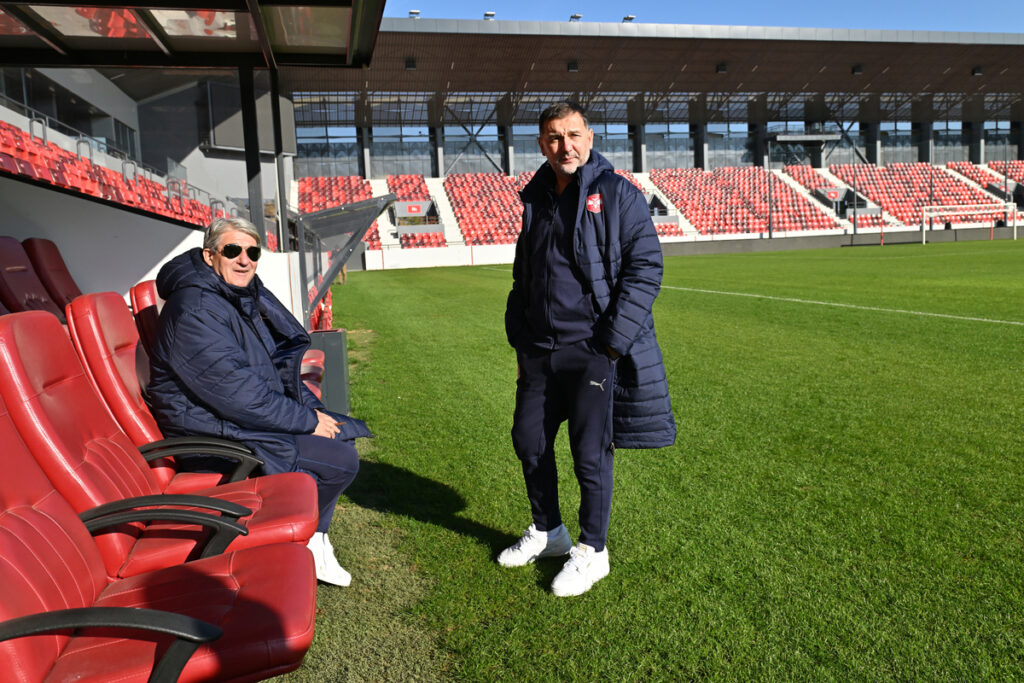 BRANKO RADUJKO sekretar FSS i STEVAN STOJANOVIC DIKA direktor FSS Fudbalskog saveza Srbije obilazak terena pred utakmicu UEFA Lige nacija protiv Danske na stadionu Dubocica, Leskovac 17.11.2024. godine Foto: Marko Metlas Fudbal, Reprezentacija, Srbija, Danska, UEFA Liga nacija