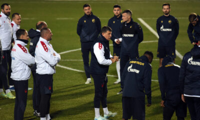 DEJAN MILOJEVIC i fudbaleri Crvene zvezde, na treningu pred utakmicu UEFA Lige Sampiona protiv Stutgarta na pomocnom terenu stadiona Rajko Mitic. Beograd 26.11.2024. foto: Nebojsa Parausic Fudbal, Liga sampiona, Crvena zvezda, Stutgart