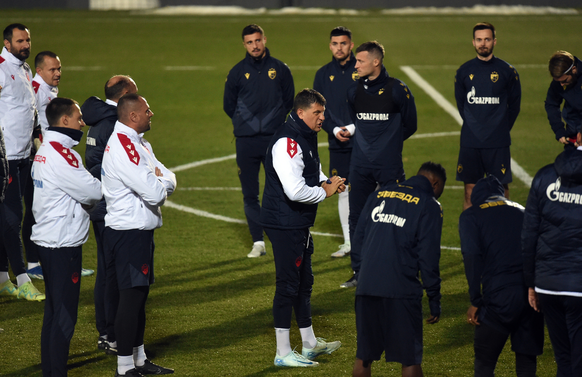 DEJAN MILOJEVIC i fudbaleri Crvene zvezde, na treningu pred utakmicu UEFA Lige Sampiona protiv Stutgarta na pomocnom terenu stadiona Rajko Mitic. Beograd 26.11.2024. foto: Nebojsa Parausic Fudbal, Liga sampiona, Crvena zvezda, Stutgart