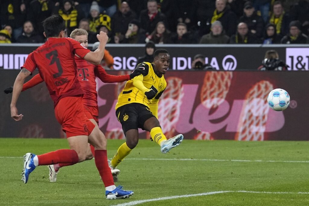 Dortmund's Jamie Gittens scores the opening goal during the German Bundesliga soccer match between Borussia Dortmund and Bayern Munich at the Signal-Iduna Park in Dortmund, Germany, Saturday, Nov. 30, 2024. (AP Photo/Martin Meissner)