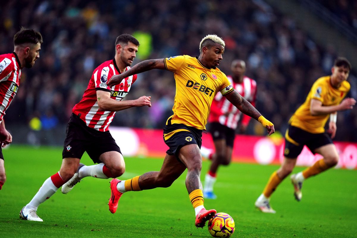 Wolverhampton Wanderers' Mario Lemina (centre) in action during the British Premier League soccer match between Wolverhampton Wanderers and Southampton, at Molineux, Wolverhampton, England, Saturday Nov. 9, 2024. (Mike Egerton/PA via AP)