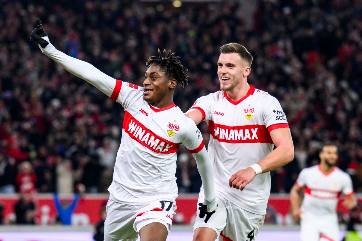 Germany Soccer Bundesliga Stuttgart's scorer Justin Diehl, left, and his teammate Ermedin Demirovic, right, celebrate their side's second goal during the German Bundesliga soccer match between VfB Stuttgart and VfL Bochum in Stuttgart, Germany, Saturday, Nov. 23, 2024. (Tom Weller/dpa via AP)