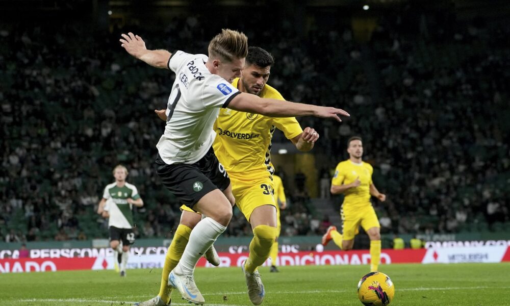 Sporting's Viktor Gyoekeres, left, vies for the ball with Nacional's Ze Vitor during a Portuguese League Cup soccer match between Sporting CP and Nacional at the Alvalade stadium in Lisbon, Tuesday, Oct. 29, 2024. (AP Photo/Ana Brigida)