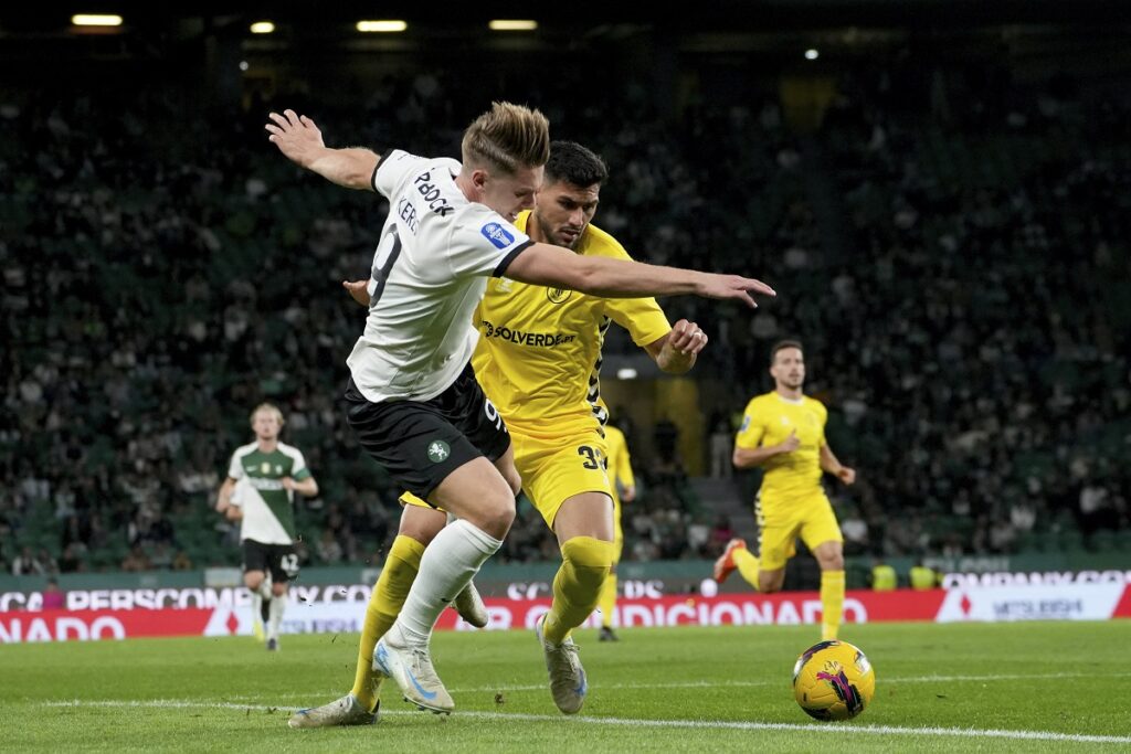 Sporting's Viktor Gyoekeres, left, vies for the ball with Nacional's Ze Vitor during a Portuguese League Cup soccer match between Sporting CP and Nacional at the Alvalade stadium in Lisbon, Tuesday, Oct. 29, 2024. (AP Photo/Ana Brigida)