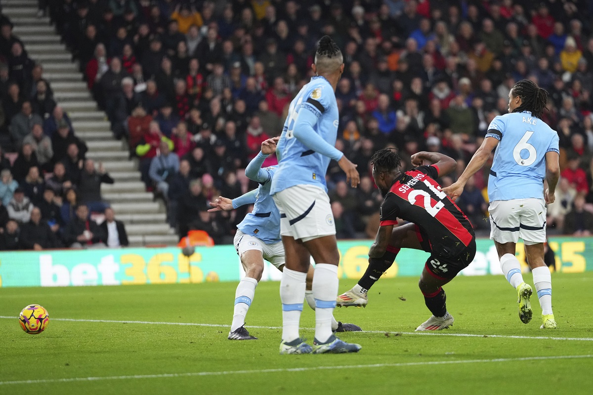 Bournemouth's Antoine Semenyo, second left shoots and scores the opening goal during the English Premier League soccer match between Bournemouth and Manchester City at the Vitality stadium in Bournemouth, England, Saturday, Nov. 2, 2024. (AP Photo/Kirsty Wigglesworth)