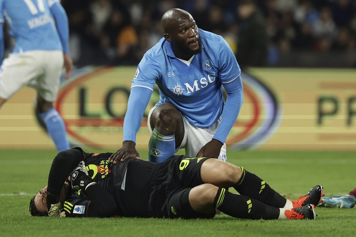 Napoli's Romelu Lukaku tends to Roma goalkeeper Mile Svilar after a challenge during the Italian Serie A soccer match between Napoli and Roma at the Diego Armando Maradona Stadium in Naples, Italy, Sunday Nov. 24 , 2024. (Alessandro Garofalo/LaPresse via AP)