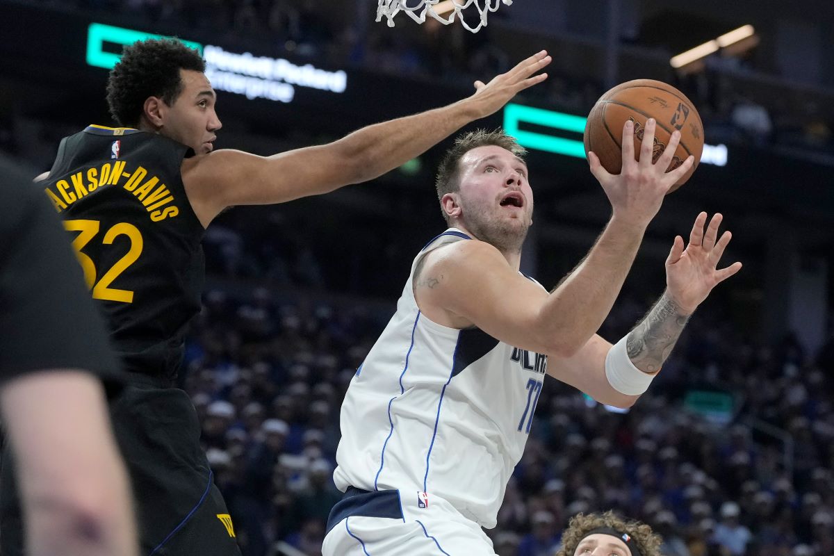 Dallas Mavericks guard Luka Doncic, right, shoots against Golden State Warriors forward Trayce Jackson-Davis during the first half of an Emirates NBA Cup basketball game in San Francisco, Tuesday, Nov. 12, 2024. (AP Photo/Jeff Chiu)