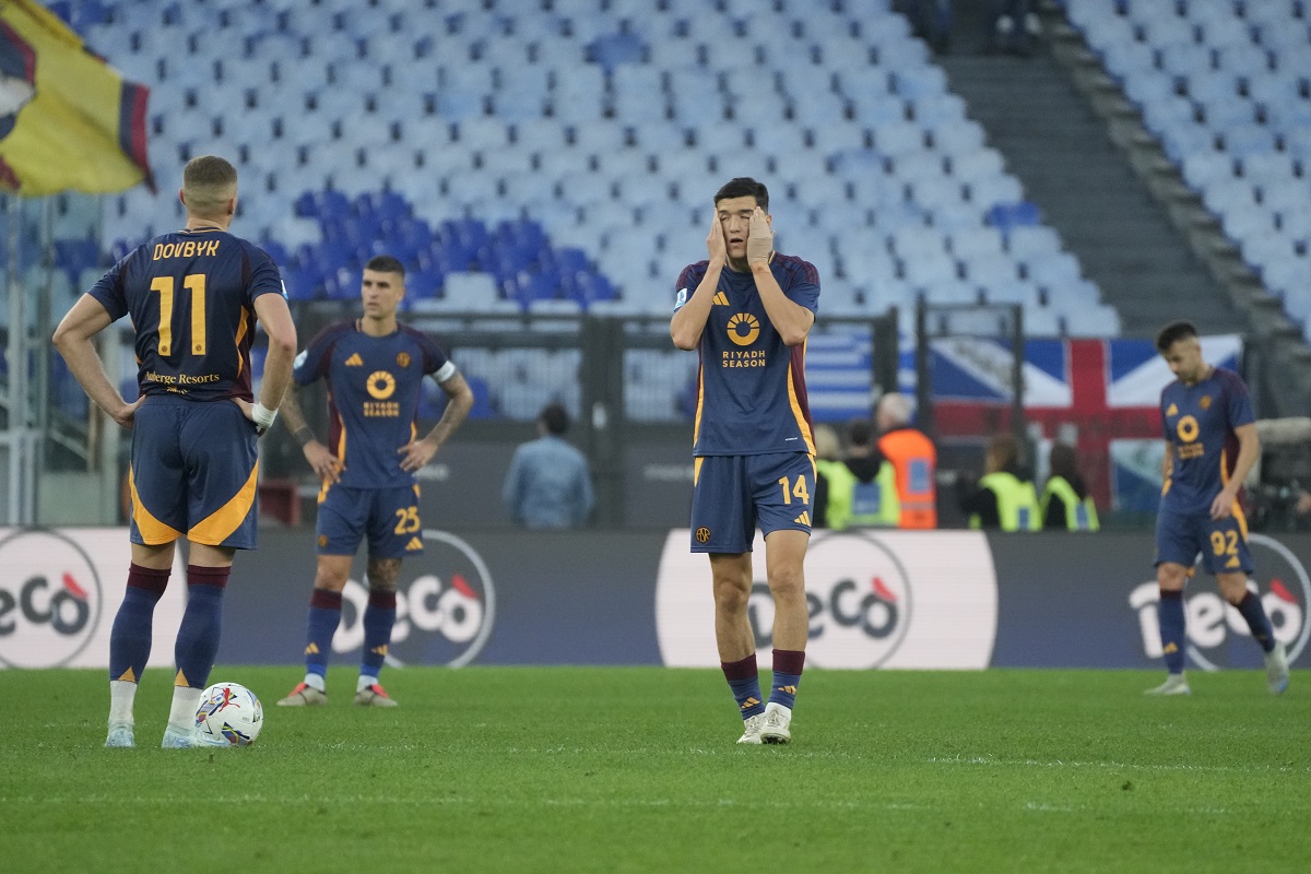 Roma players stand dejected after conceding the thrid goal during the Serie A soccer match between Roma and Bologna at Rome's Olympic Stadium, Sunday, November 10, 2024. (AP Photo/Gregorio Borgia)