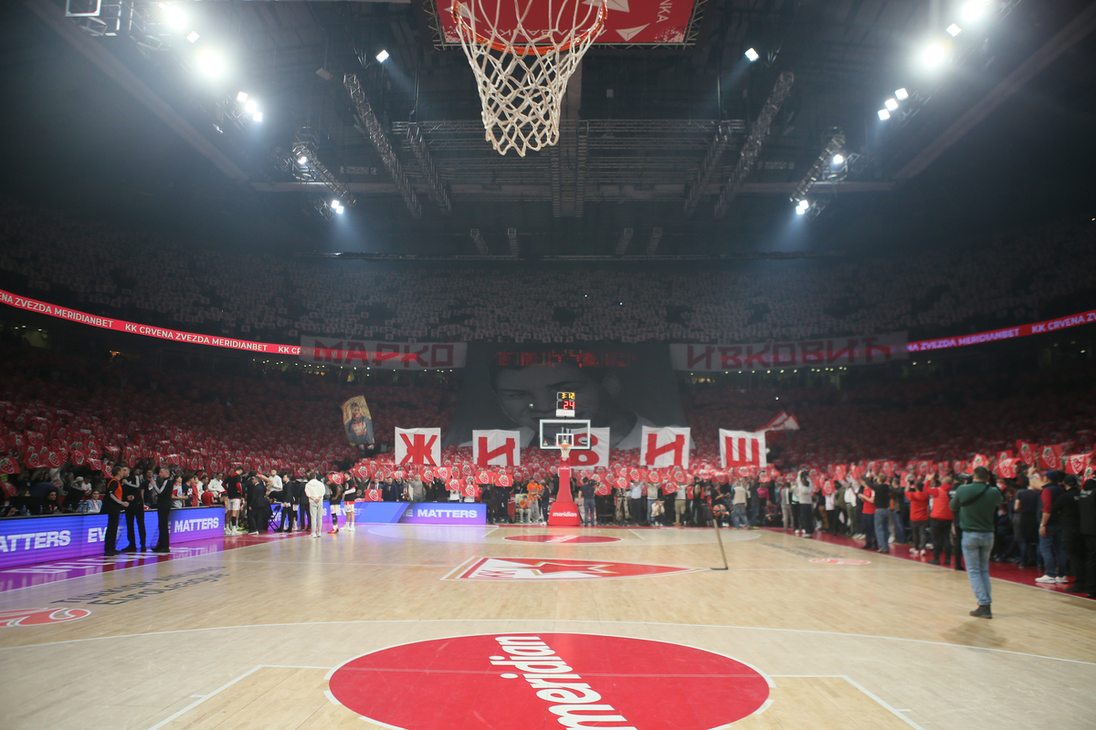 Navijači Crvene Zvezde na utakmici Evrolige protiv Partizana u hali Beogradska Arena, Beograd 21.11.2024. godine Foto: Ivica Veselinov / MN PRESS KOSARKA, BASKETBALL, EVROLIGA, EUROLEAGUE, CRVENA ZVEZDA, PARTIZAN