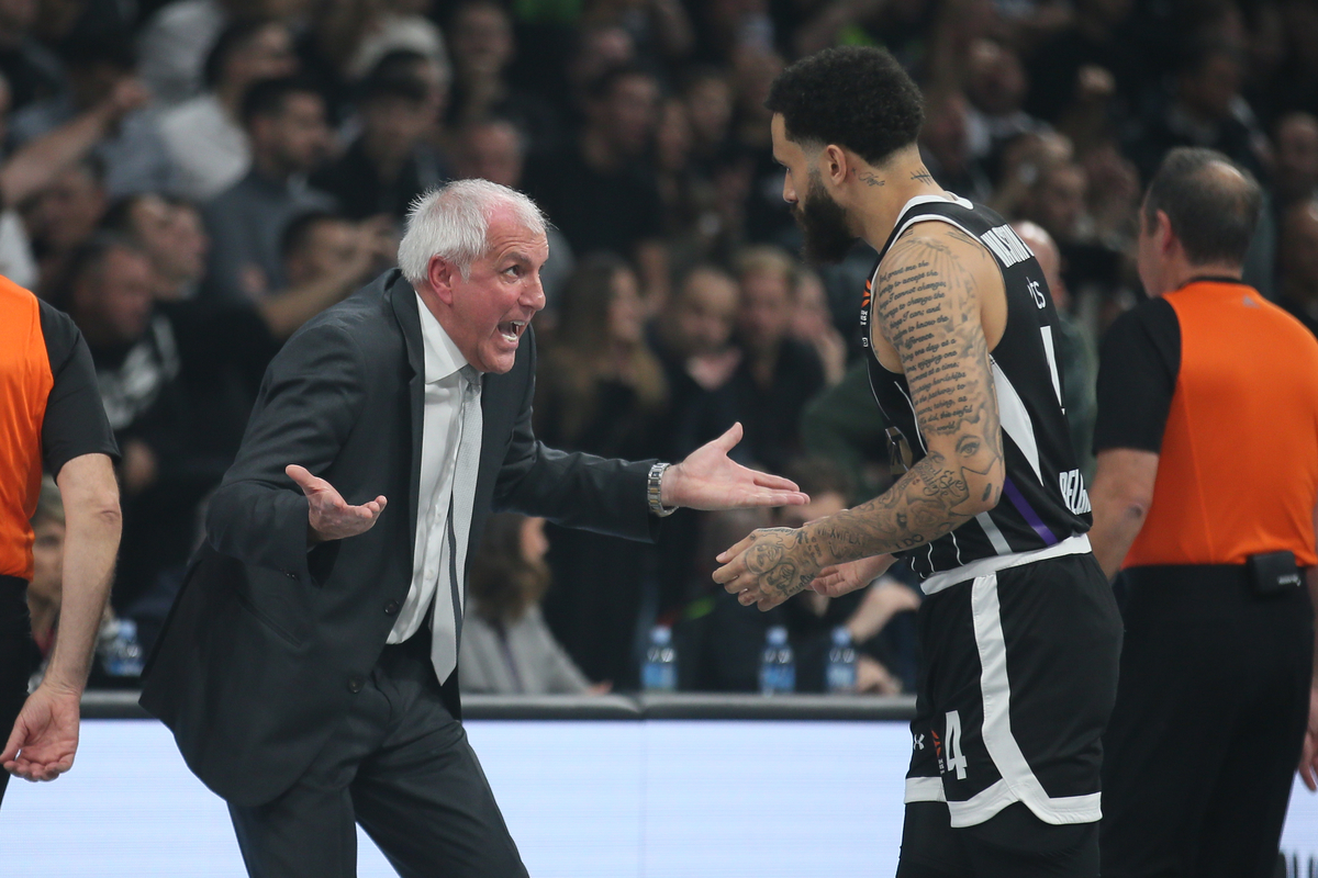 Trener i košarkaš Partizana na utakmici Evrolige protiv Armanija u hali Beogradska Arena, Beograd 15.11.2024. godine Foto: Ivica Veselinov / MN PRESS KOSARKA, BASKETBALL, EVROLIGA, EUROLEAGUE, PARTIZAN, ARMANI MILANO