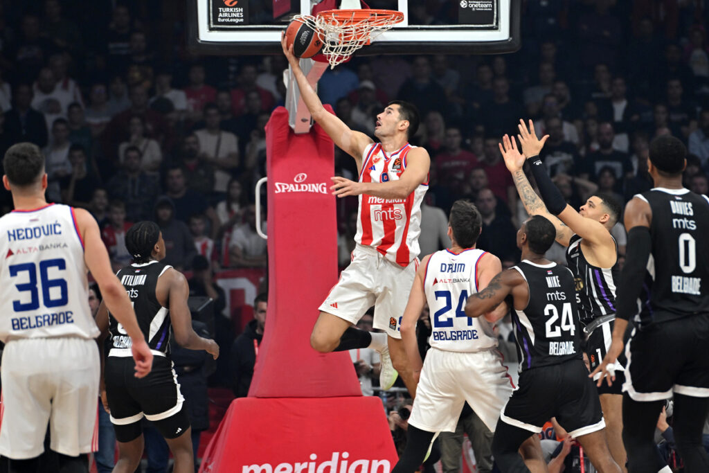 kosarkas Crvene zvezde na utakmici Evrolige protiv Partizana u hali Beogradska Arena, Beograd 21.11.2024. godine Foto: Marko Metlas Kosarka, Evroliga, Partizan, Crvena zvezda, Derbi