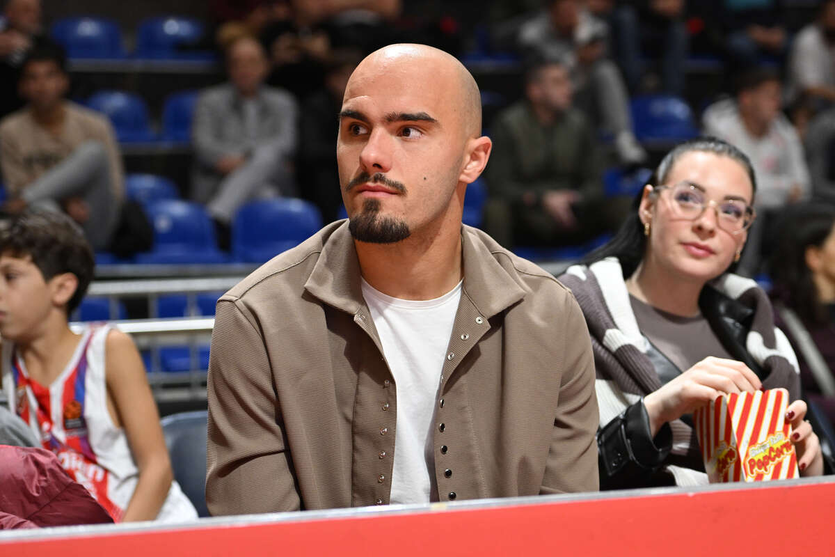 Fudbaler Crvene zvezde na utakmici Jadranske ABA lige Crvene zvezde protiv Cedevita Olimpije u hali Aleksandar Nikolic, Beograd 04.11.2024. godine Foto: Marko Metlas Kosarka, Crvena zvezda, Jadranska ABA liga, Cedevita Olimpija