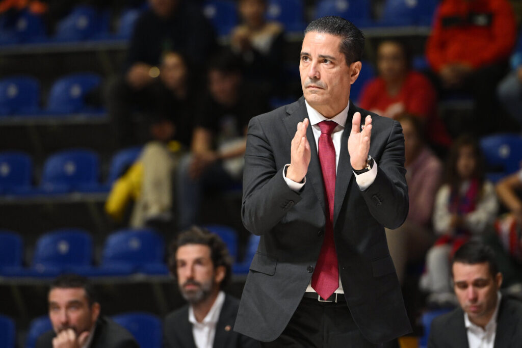 Trener Crvene zvezde na utakmici Jadranske ABA lige protiv Cedevita Olimpije u hali Aleksandar Nikolic, Beograd 04.11.2024. godine Foto: Marko Metlas Kosarka, Crvena zvezda, Jadranska ABA liga, Cedevita Olimpija