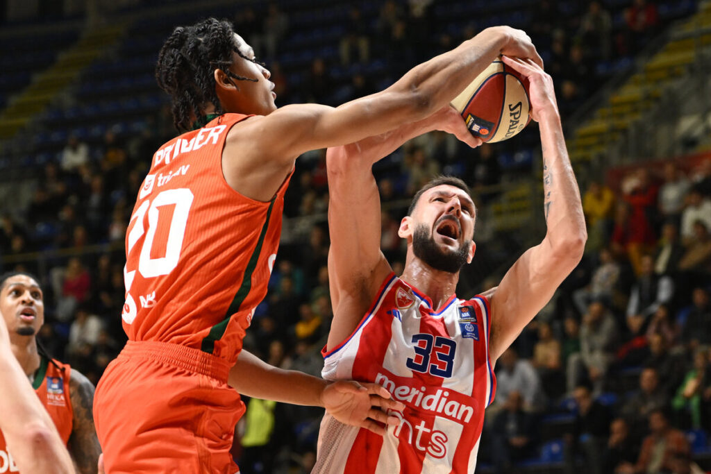 kosarkas Crvene zvezde na utakmici Jadranske ABA lige protiv Cedevita Olimpije u hali Aleksandar Nikolic, Beograd 04.11.2024. godine Foto: Marko Metlas Kosarka, Crvena zvezda, Jadranska ABA liga, Cedevita Olimpija