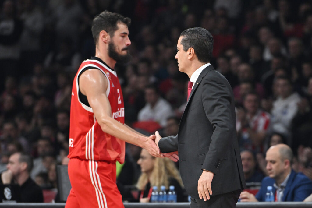 Trener i kosarkas Crvene zvezde na utakmici Evrolige protiv Bajerna u hali Beogradska arena, Beograd 29.11.2024. godine Foto: Marko Metlas Kosarka, Crvena zvezda, Evroliga, Bajern Minhen, Bajern