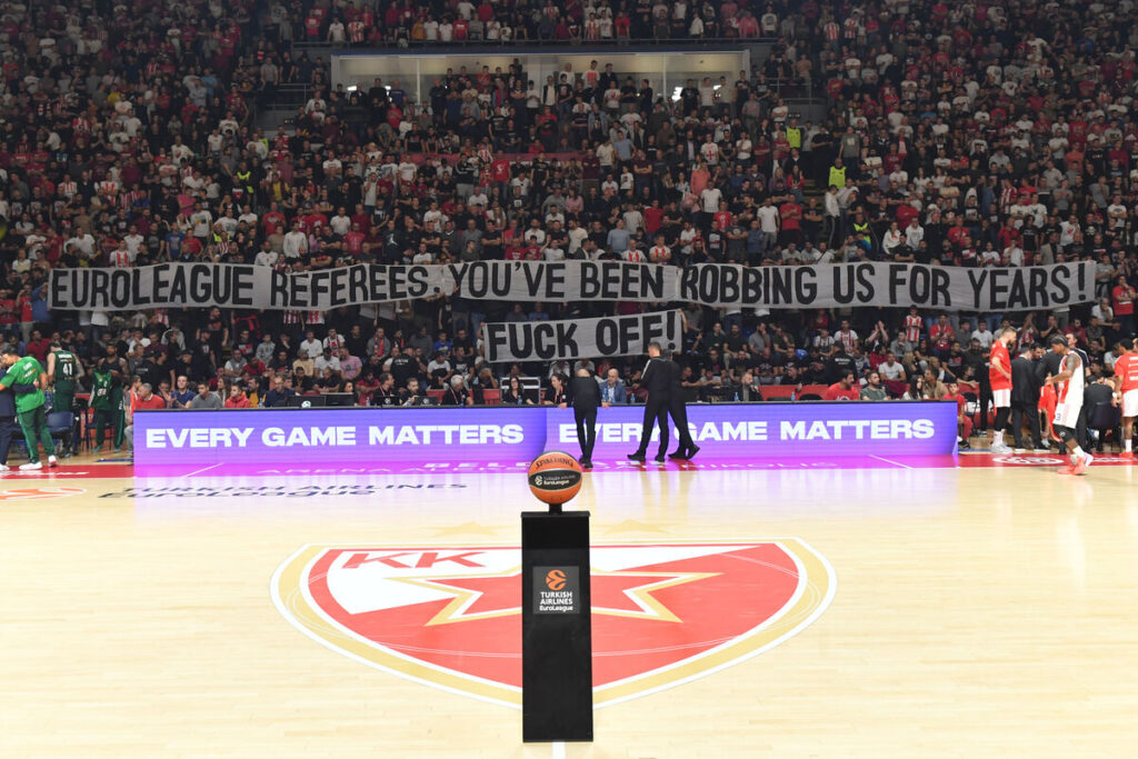 Navijači Crvene zvezde na utakmici Evrolige protiv Panatinaikosa u hali Aleksandar Nikolic Pionir, Beograd 01.11.2024. godine Foto: Marko Metlas Kosarka, Crvena zvezda, Evroliga, Panatinaikos