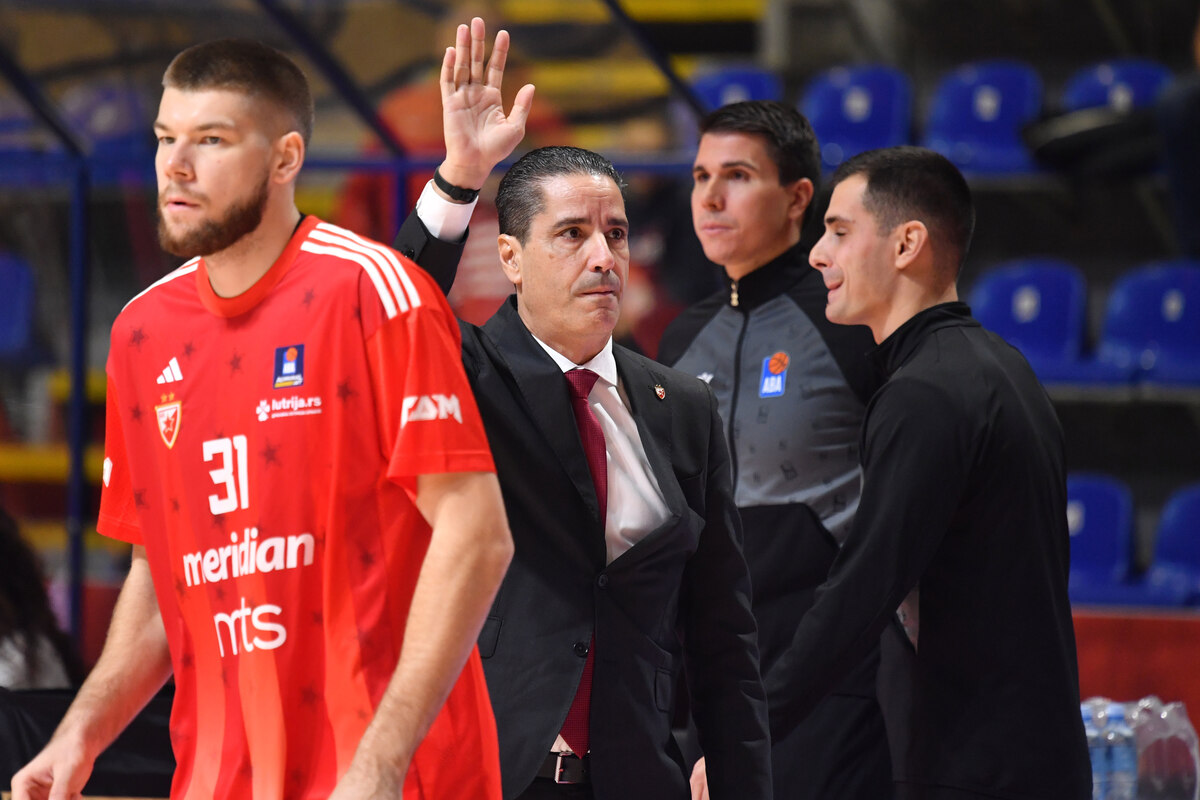 Trener Crvene zvezde na utakmici Jadranske ABA lige protiv Cedevita Olimpije u hali Aleksandar Nikolic, Beograd 04.11.2024. godine Foto: Marko Metlas Kosarka, Crvena zvezda, Jadranska ABA liga, Cedevita Olimpija