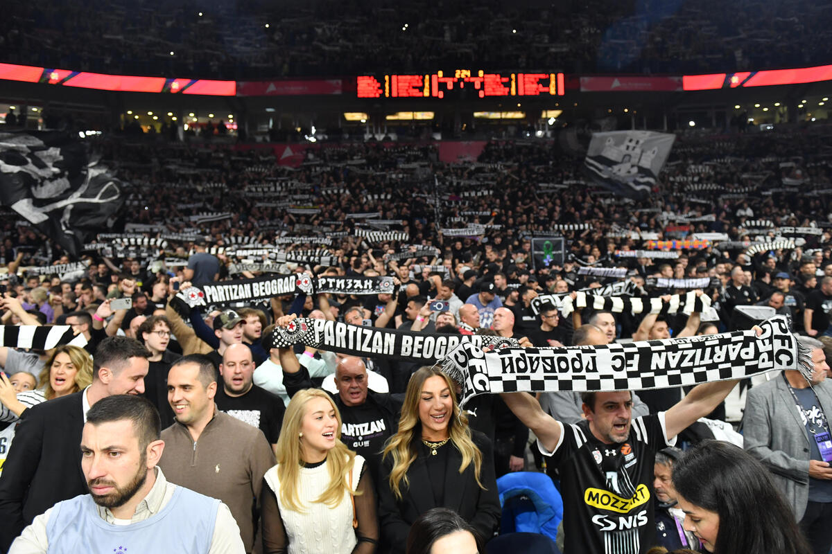 Navijači Partizana na utakmici Evrolige protiv Barselone u hali Beogradska arena, Beograd 13.11.2024. godine Foto: Marko Metlas Kosarka, Partizan, Evroliga, Barselona