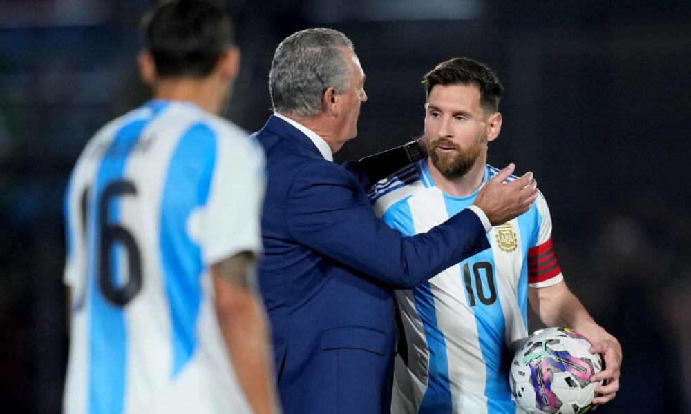 Paraguay's coach Gustavo Alfaro, center, greets Argentina's Lionel Messi during a qualifying soccer match for the FIFA World Cup 2026 in Asuncion, Paraguay, Thursday, Nov. 14, 2024. (AP Photo/Jorge Saenz)