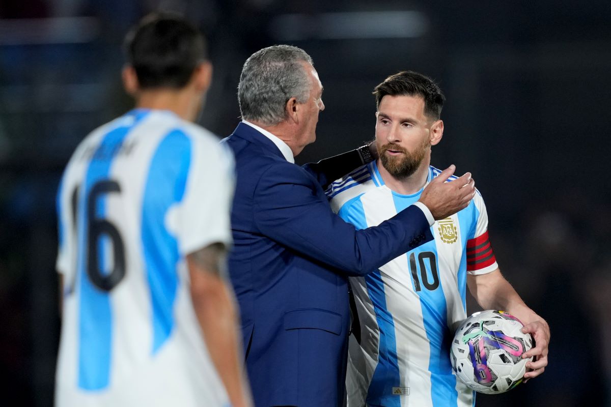 Paraguay's coach Gustavo Alfaro, center, greets Argentina's Lionel Messi during a qualifying soccer match for the FIFA World Cup 2026 in Asuncion, Paraguay, Thursday, Nov. 14, 2024. (AP Photo/Jorge Saenz)