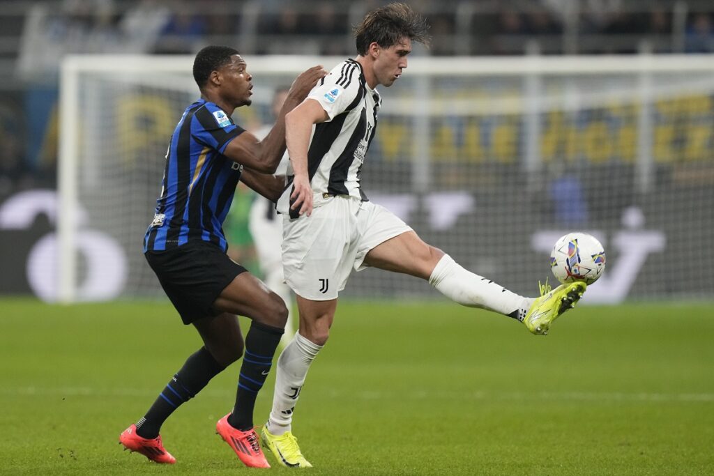 Juventus' Dusan Vlahovic, right, is challenged by Inter Milan's Denzel Dumfries during a Serie A soccer match between Inter Milan and Juventus at the San Siro stadium in Milan, Italy, Sunday, Oct. 27, 2024. (AP Photo/Luca Bruno)