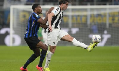 Juventus' Dusan Vlahovic, right, is challenged by Inter Milan's Denzel Dumfries during a Serie A soccer match between Inter Milan and Juventus at the San Siro stadium in Milan, Italy, Sunday, Oct. 27, 2024. (AP Photo/Luca Bruno)