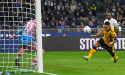 Italy Soccer Serie A Inter Milan's Lautaro Martinez, left, scores his side's first goal during the Serie A soccer match between Inter Milan and Venezia at the San Siro Stadium, in Milan, Italy, Sunday, Nov. 3, 2024. (AP Photo/Antonio Calanni)