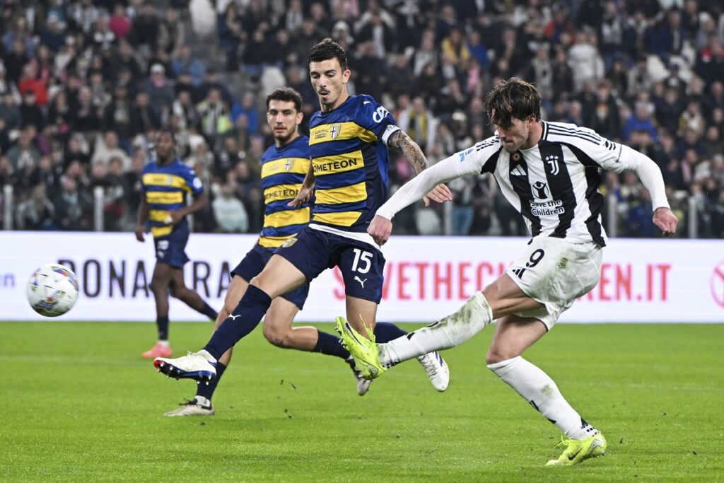 Juventus' Dusan Vlahovic makes an attempt to score during the Serie A soccer match between Juventus and Parma at the Allianz Stadium in Turin, Italy Wednesday, Oct. 30, 2024. (Tano Pecoraro/LaPresse via AP)