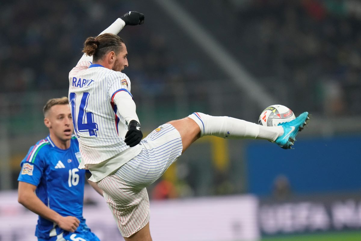 CORRECTS NAMES OF PLAYERS - France's Adrien Rabiot, right, and Italy's Davide Frattesi challenge for the ball during the Nations League soccer match between Italy and France, at the San Siro stadium in Milan, Italy, Sunday, Nov. 17, 2024. (AP Photo/Luca Bruno)