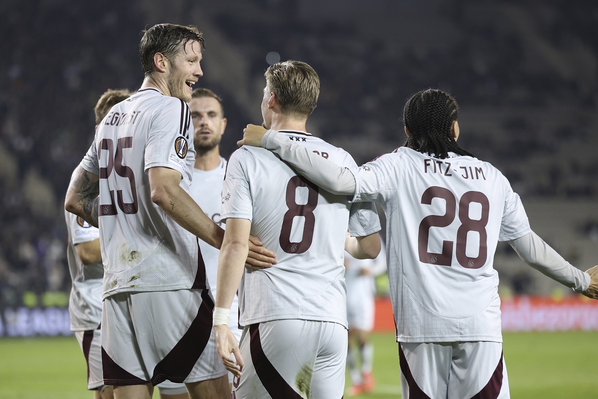 Ajax's Kenneth Taylor, centre, celebrates with teammates after scoring his side's opening goal during the Europa League soccer match between Qarabag and Ajax at the Tofiq Bahramov Republican stadium in Baku, Azerbaijan, Thursday, Oct. 24, 2024. (AP Photo)