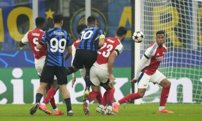 Inter Milan's Lautaro Martinez, third right, challenges for the ball with Arsenal's Mikel Merino, second right, during a Champions League opening phase soccer match between Inter Milan and Arsenal at the San Siro stadium in Milan, Italy, Wednesday, Nov. 6, 2024. (AP Photo/Luca Bruno)