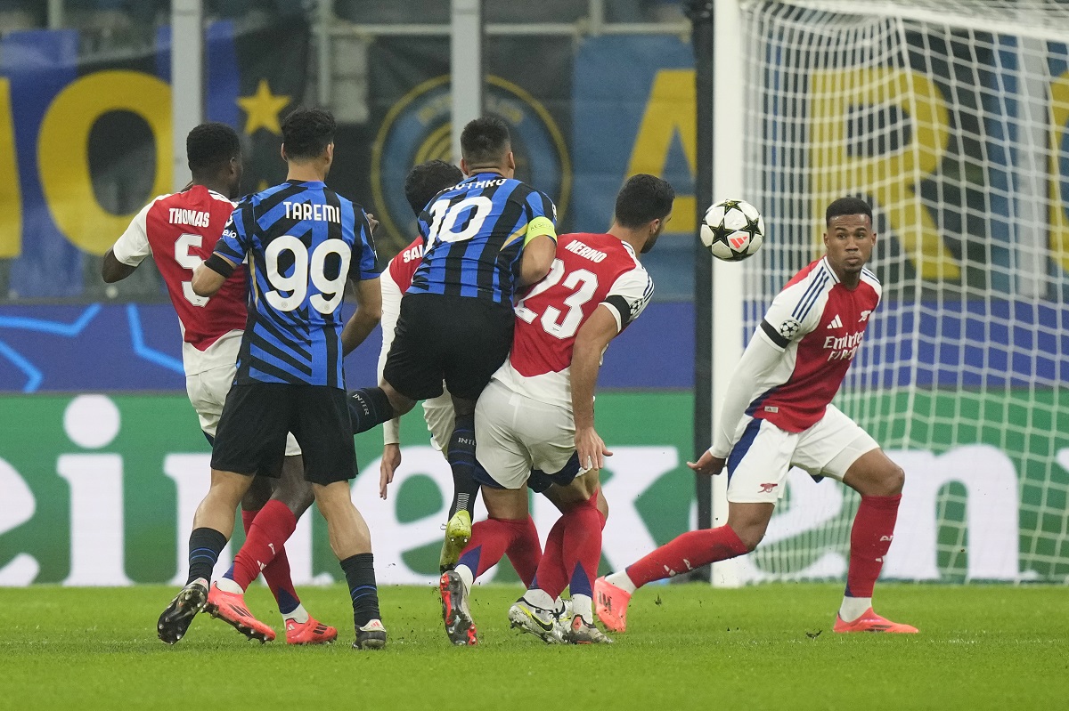 Inter Milan's Lautaro Martinez, third right, challenges for the ball with Arsenal's Mikel Merino, second right, during a Champions League opening phase soccer match between Inter Milan and Arsenal at the San Siro stadium in Milan, Italy, Wednesday, Nov. 6, 2024. (AP Photo/Luca Bruno)