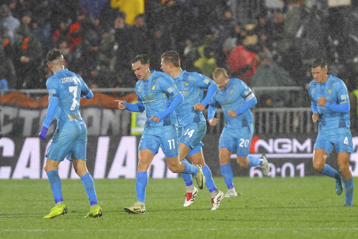 Venezia's Gaetano Oristanio, second from left, celebrates after scoring a goal during the Serie A soccer match between Venezia and Como at the Pier Luigi Penzo Stadium in Venice, Sunday, Dec. 8, 2024. (Mattia Radoni/LaPresse via AP)