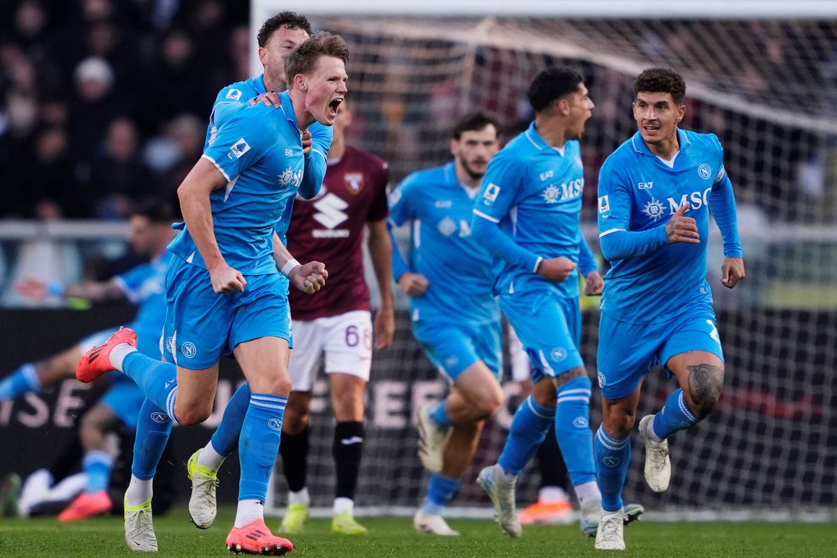 Italy Soccer Serie A Napoli's Scott McTominay, left, celebrates after scoring his side's first goal during the Serie A soccer match between Torino FC and SSC Napoli the Stadio Olimpico Grande Torino in Turin, north west Italy, Sunday, Nov. 24, 2024. (Fabio Ferrari/LaPresse via AP)